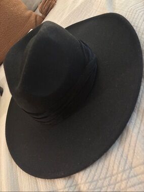 Black Wide-Brim Fedora Hat - Classic Felt Style
